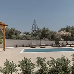 Golden With Private Pool 别墅
