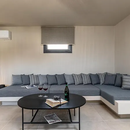 Golden With Private Pool Vívlosz