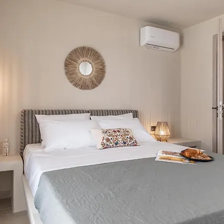 Golden With Private Pool Vívlosz