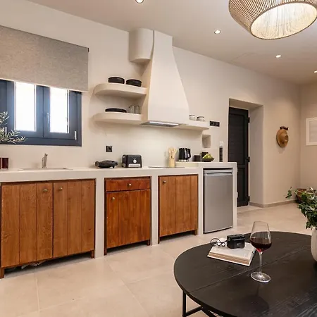 Golden With Private Pool * Vivlos