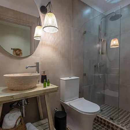 Golden With Private Pool * Vivlos