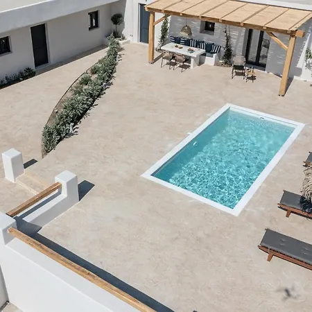 Golden With Private Pool * Vivlos