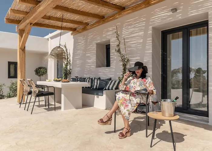 Golden With Private Pool * Vivlos